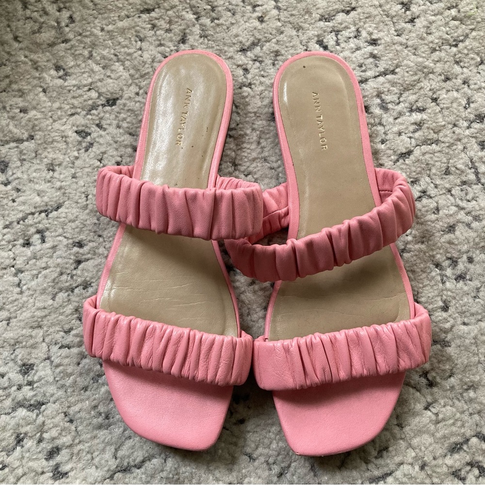 SALE 🏷️Ann Taylor size 6- Ruched Pink Sandals Pink